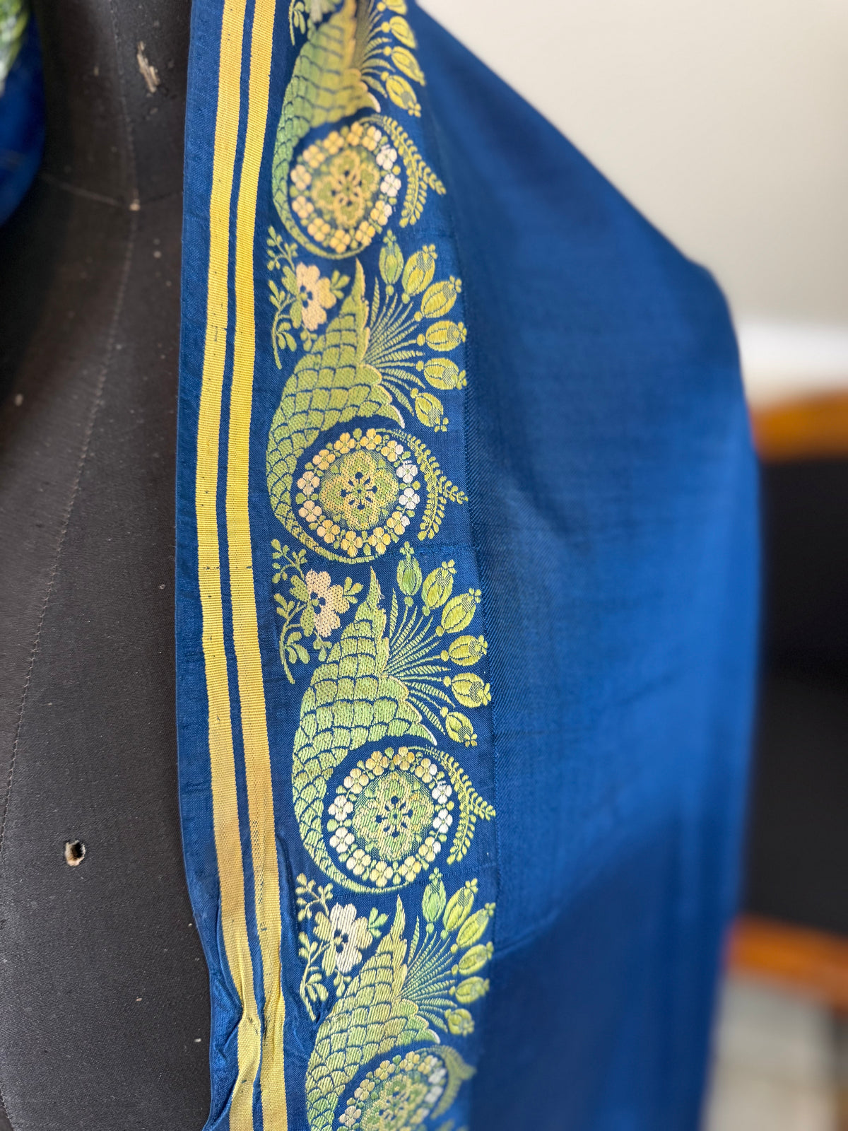 Rokoko-Eleganz in Spitalfields-Seide – Antike Stola, ca. 1790
