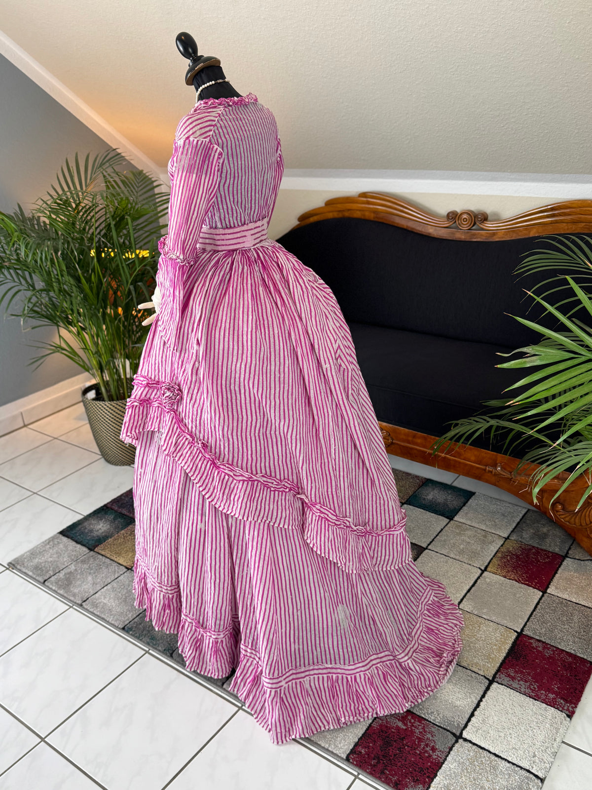 Sommerliche Eleganz einer jungen Dame – Antikes Kleid, ca. 1858