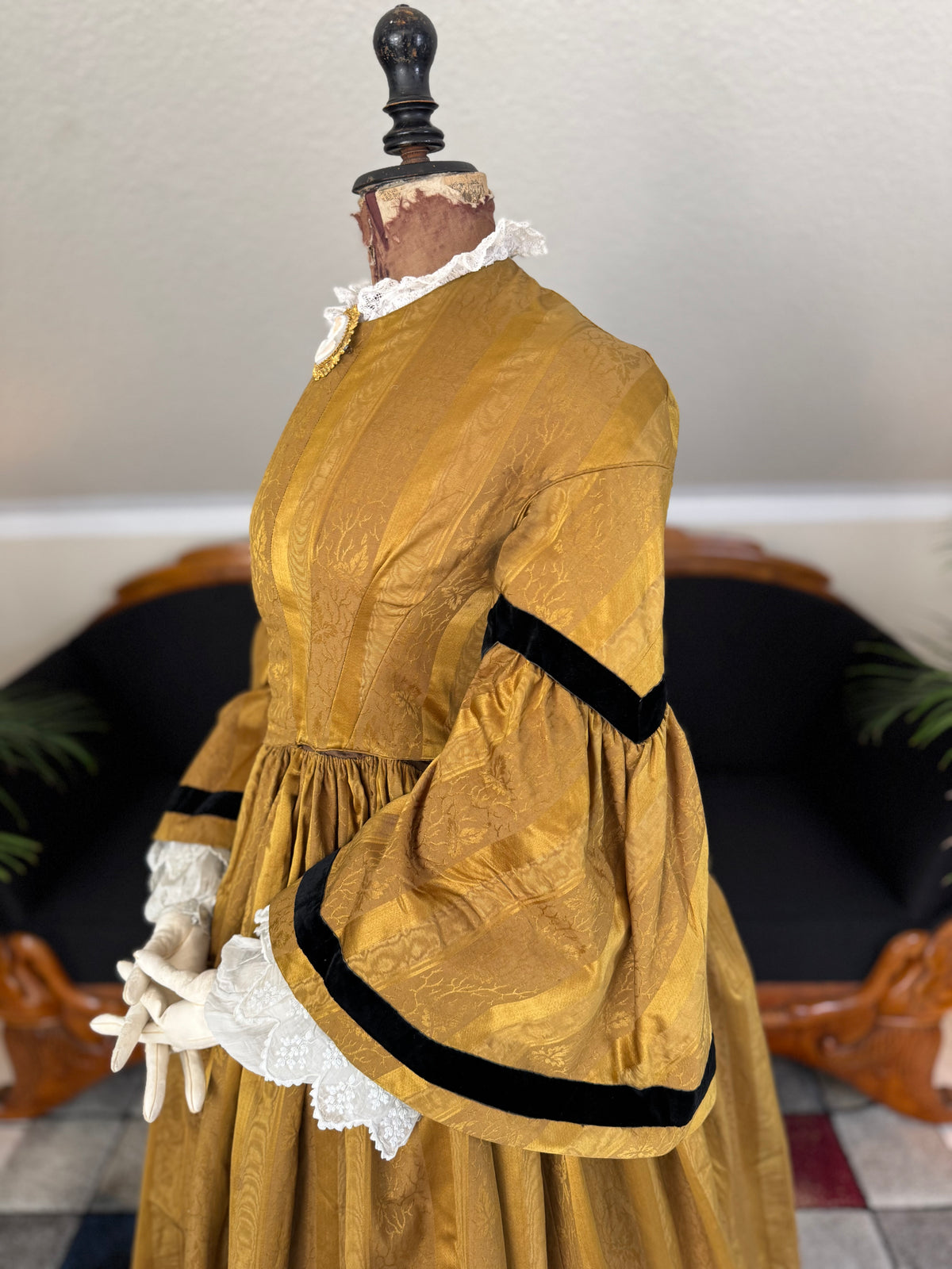Antikes viktorianisches Tageskleid aus dunklem Goldbrokat, ca. 1858