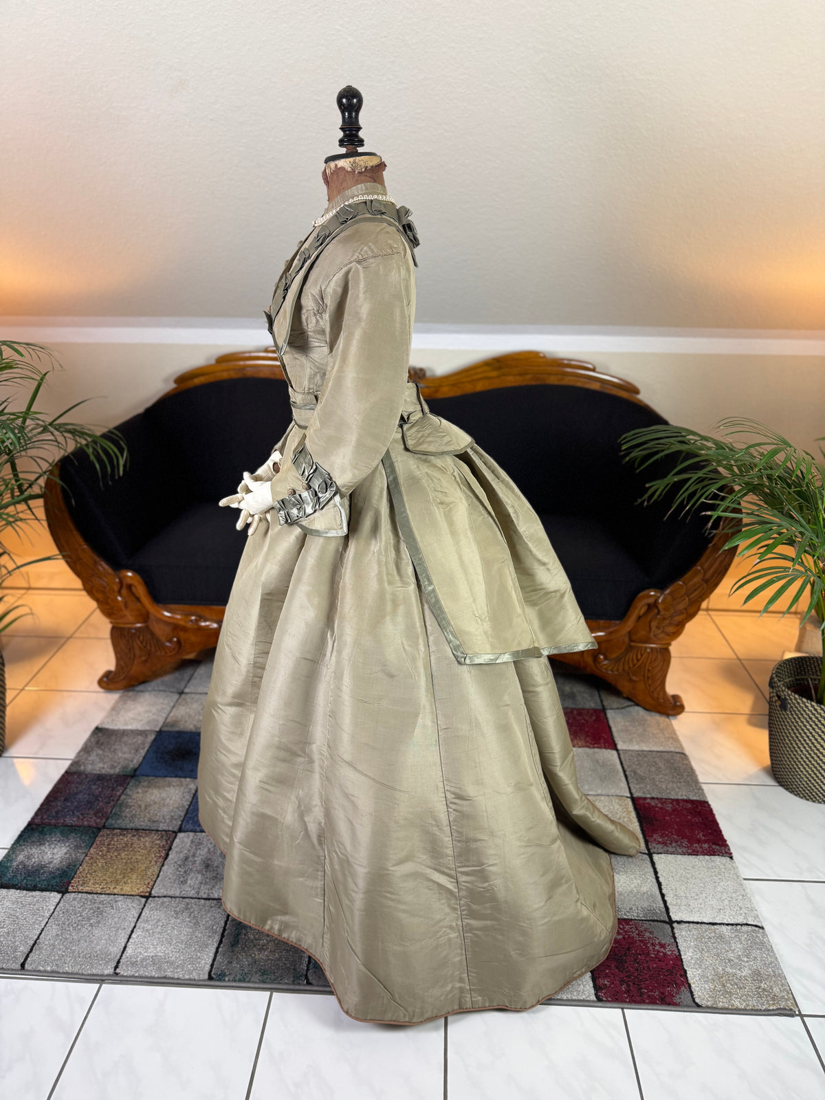 Antikes viktorianisches Seidenkleid, England, ca. 1868