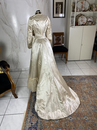 Antikes Hochzeitskleid aus Seide, ca. 1901