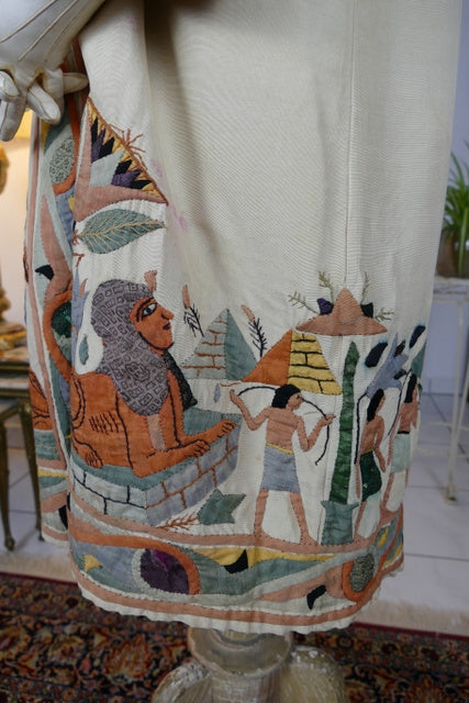 Ägyptische Revival Seidenjacke, ca. 1924 – Appliqué-Motive mit Sphinx, Skarabäus & Pyramide
