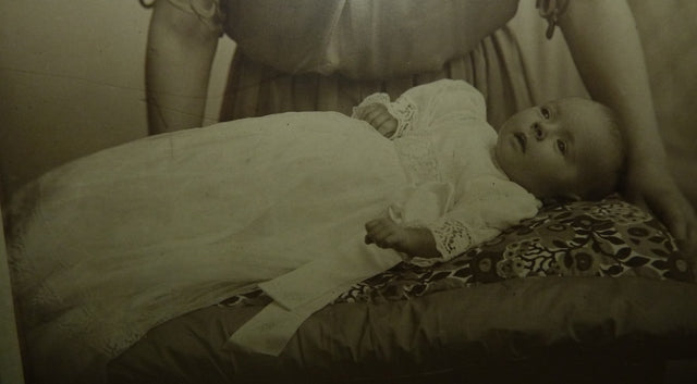 Taufkleid mit Originalfoto, England, ca. 1923 – Netz-Tüll & Spitze, Unterkleid aus Seide