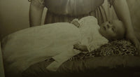 Taufkleid mit Originalfoto, England, ca. 1923 – Netz-Tüll & Spitze, Unterkleid aus Seide