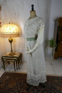 Antikes edwardianisches maltesisches Spitzen-Teekleid, ca. 1908