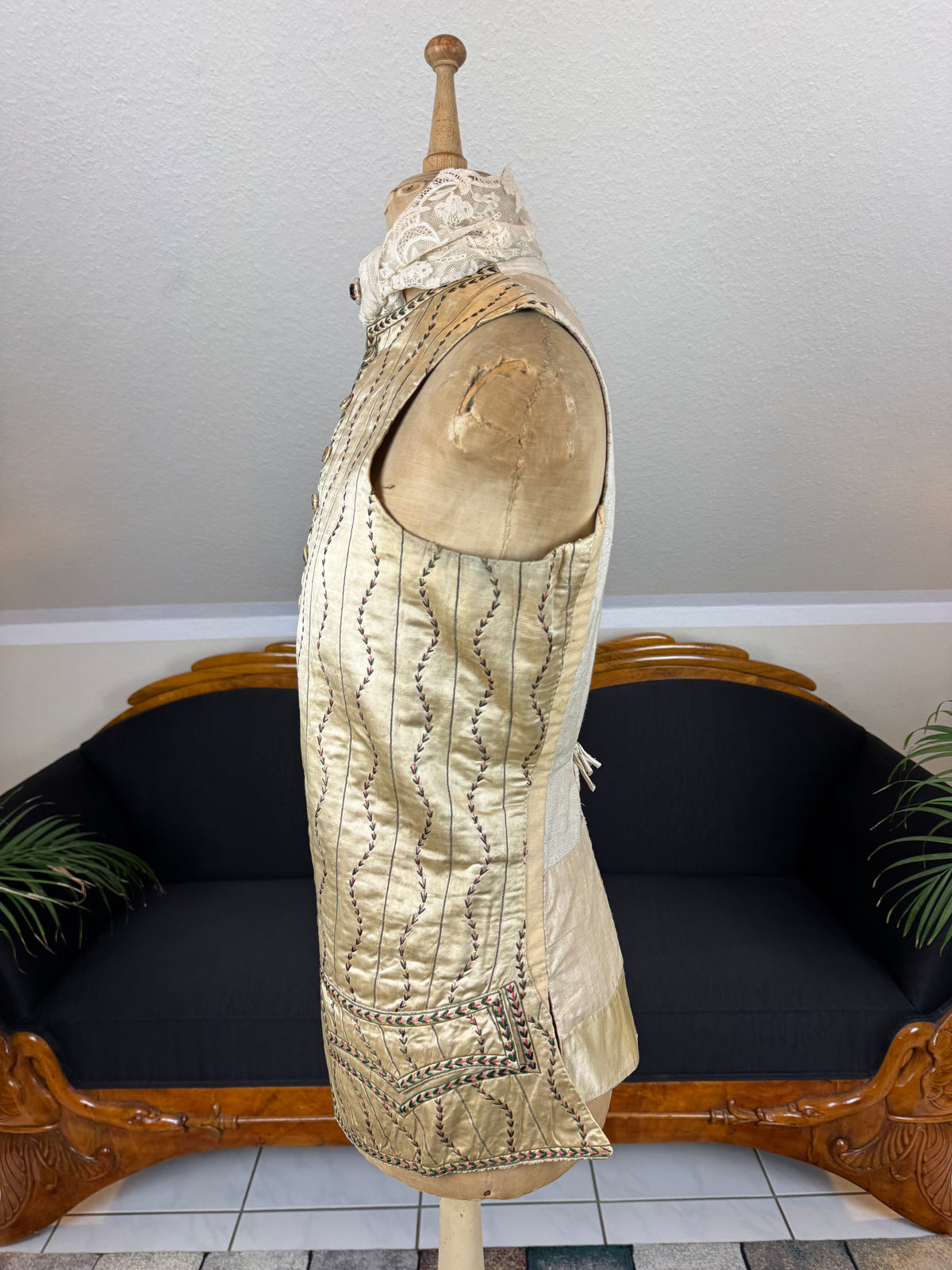 Cream Silk Embroidered Waistcoat, England ca. 1770 – Long‑Line Georgian Men’s Fashion