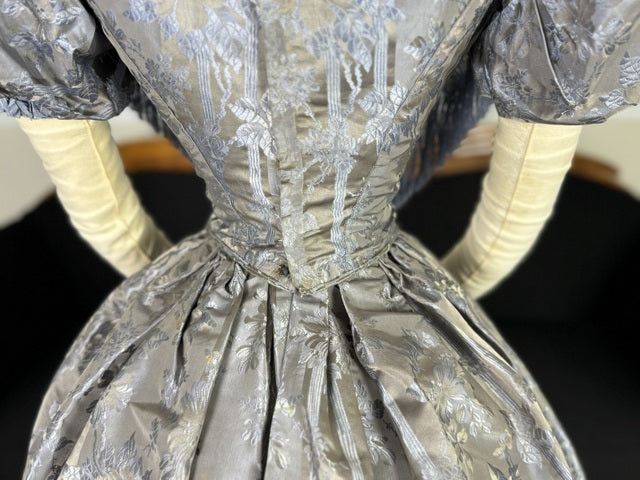Antikes Biedermeier Abendkleid ca. 1845 – Österreichisches Brokatkleid