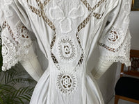 Antikes besticktes weißes Leinen-Nachmittagskleid, ca. 1910