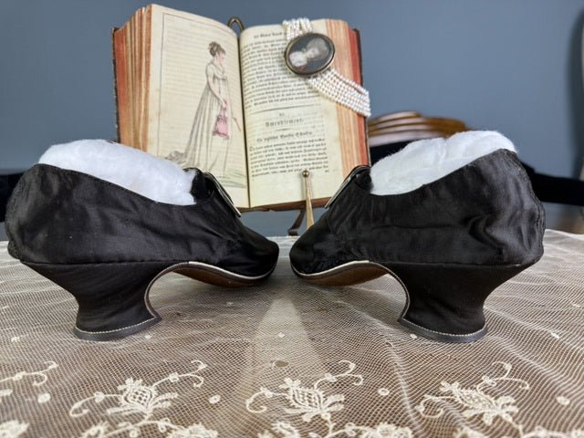 Spätbarocke Damenschuhe, 1730er–1740er Jahre – Seltene englische Seidenschuhe aus dem 18. Jahrhundert