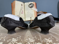 Spätbarocke Damenschuhe, 1730er–1740er Jahre – Seltene englische Seidenschuhe aus dem 18. Jahrhundert