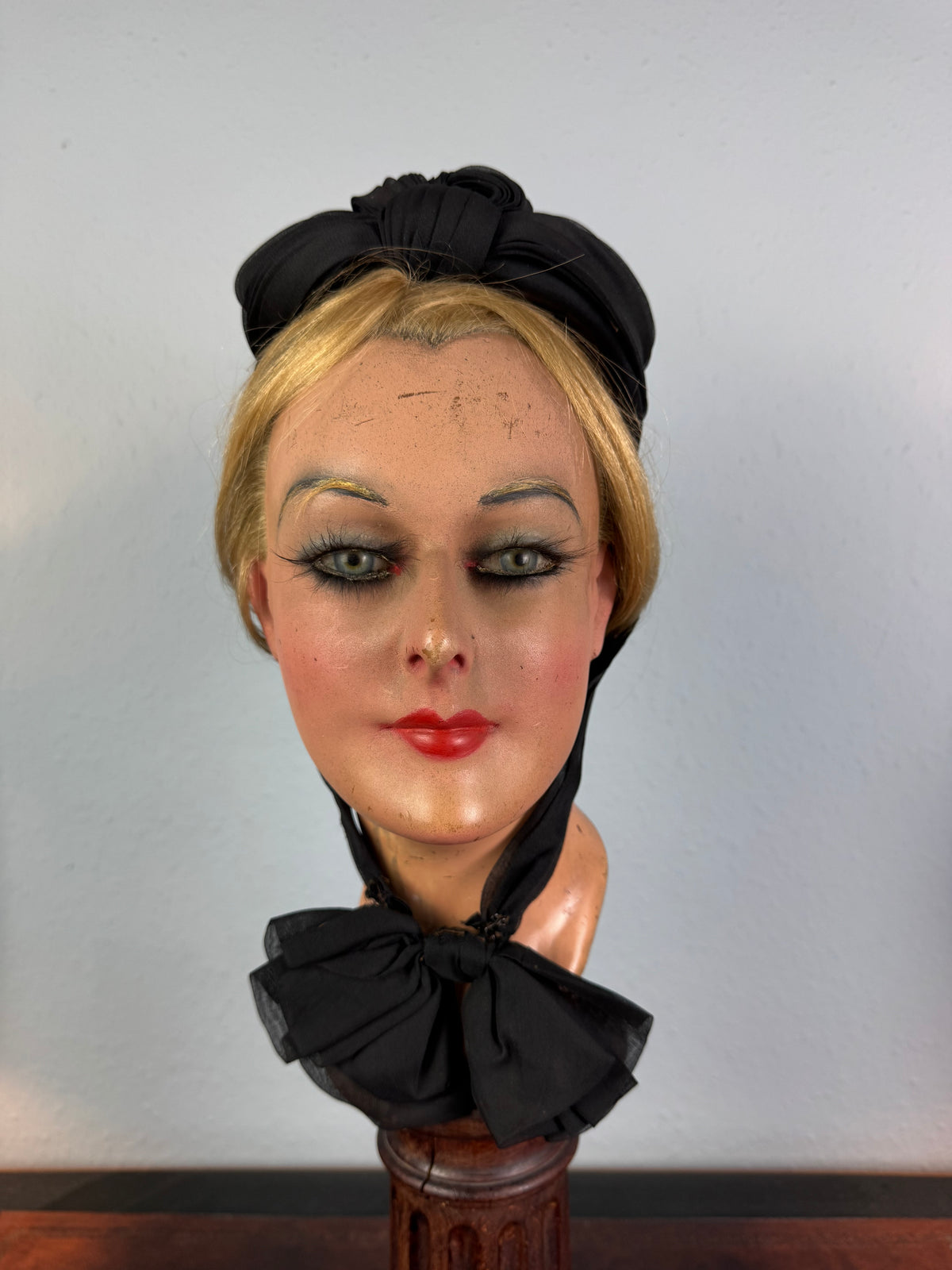 Royal‑associated German crêpe de Chine bonnet, Potsdam ca. 1880, chin bow, very well preserved.