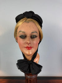 Royal‑associated German crêpe de Chine bonnet, Potsdam ca. 1880, chin bow, very well preserved.