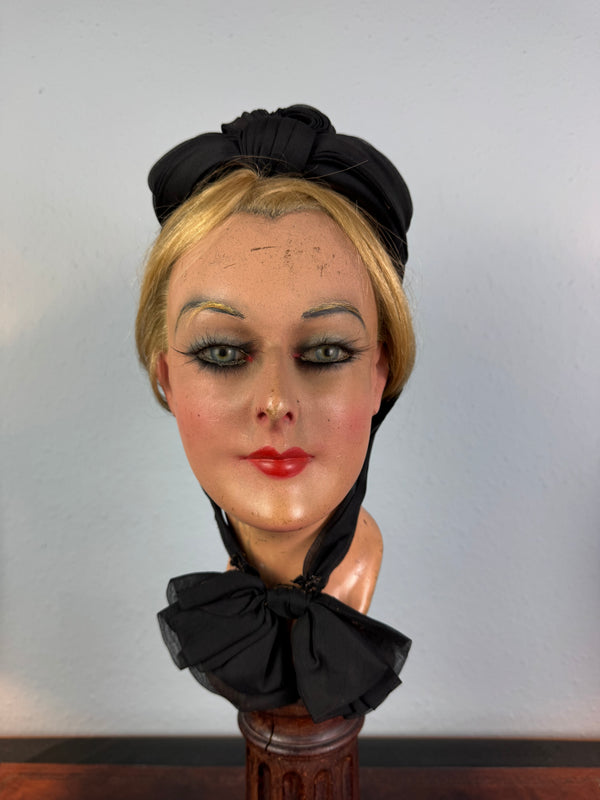 Royal‑associated German crêpe de Chine bonnet, Potsdam ca. 1880, chin bow, very well preserved.