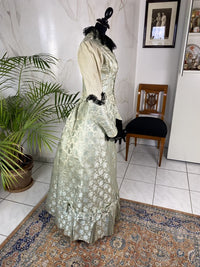 Antikes zweiteiliges Dinnerkleid aus Seidenbrokat, ca. 1898