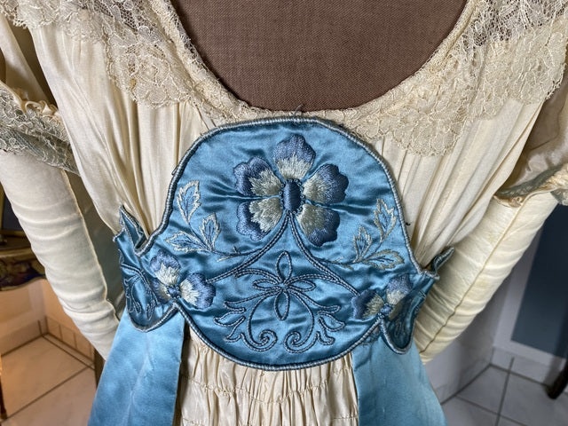 Abendkleid aus Chantilly und himmelblauem Satin, ca. 1914
