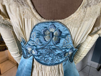 Abendkleid aus Chantilly und himmelblauem Satin, ca. 1914