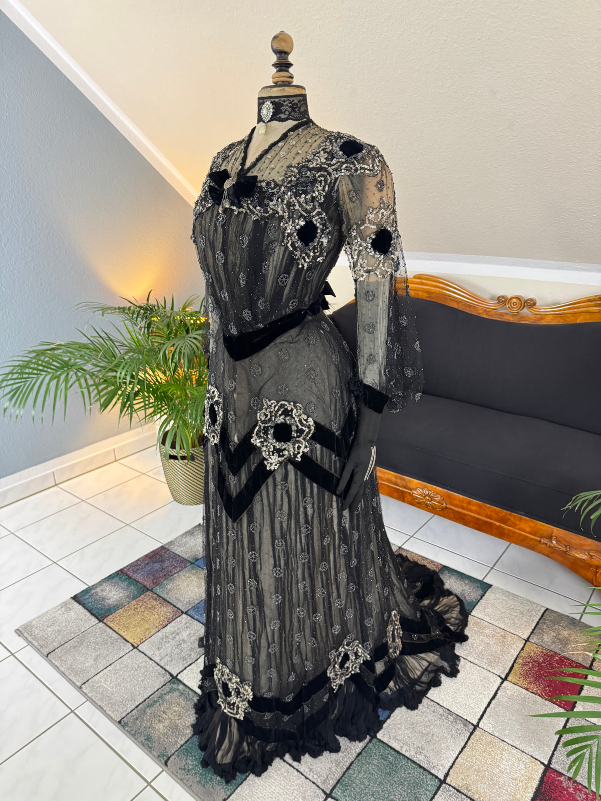 MARC WALTER Außergewöhnliches Abendkleid ca. 1904 – Pariser Couture-Meisterwerk aus Spitze, Tüll und Samt