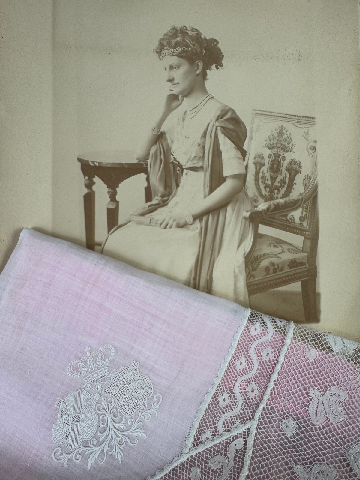 ROYAL Antikes Paar Spitzen-Taschentücher mit Toskana-Württemberg Doppelwappen aus der Aussteuer von Erzherzogin Maria Immakulata, um 1900