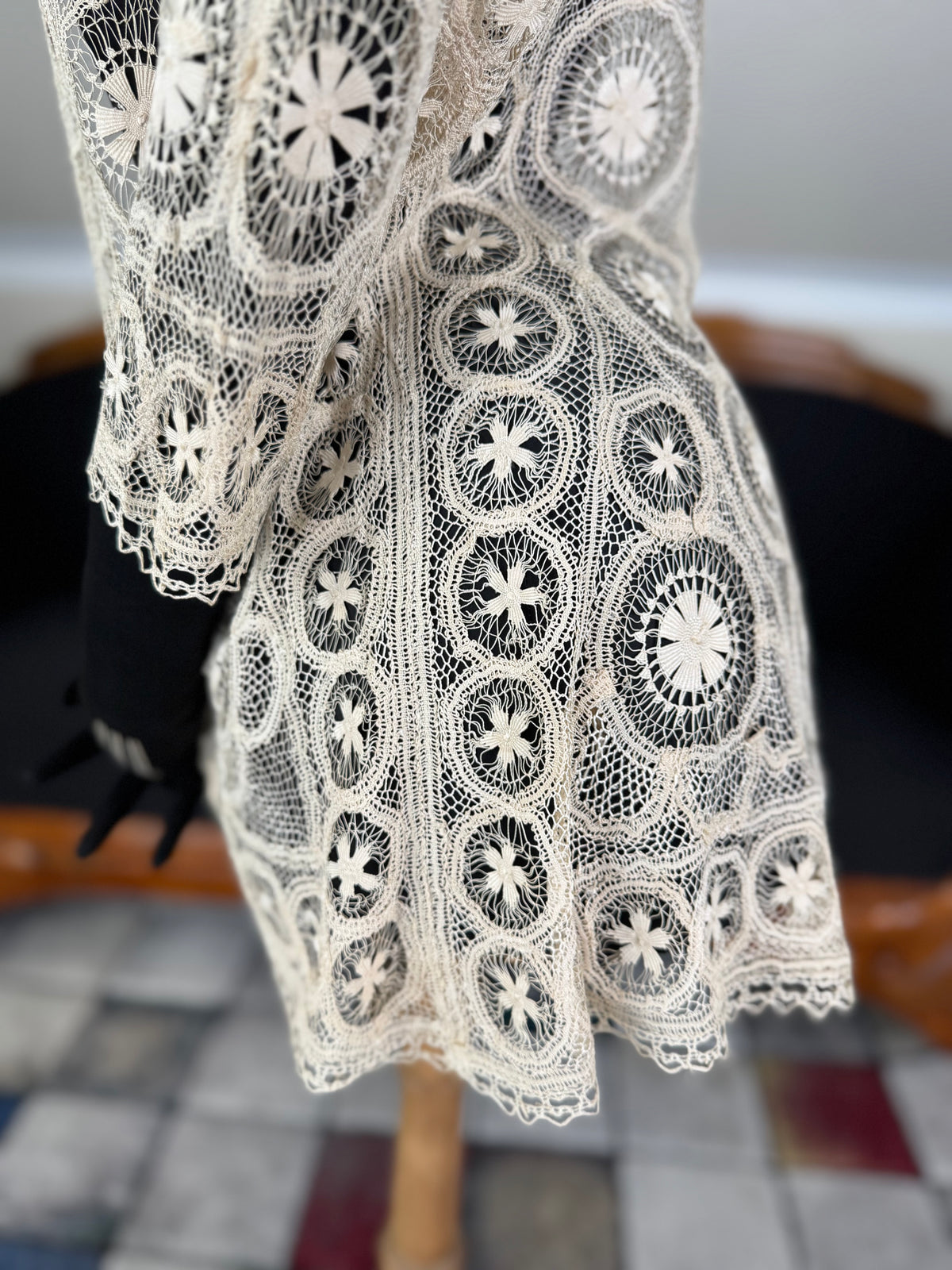 Antike Teneriffa-Spitzenjacke von 1911 – Feine Nadelspitzen-Medaillonarbeit