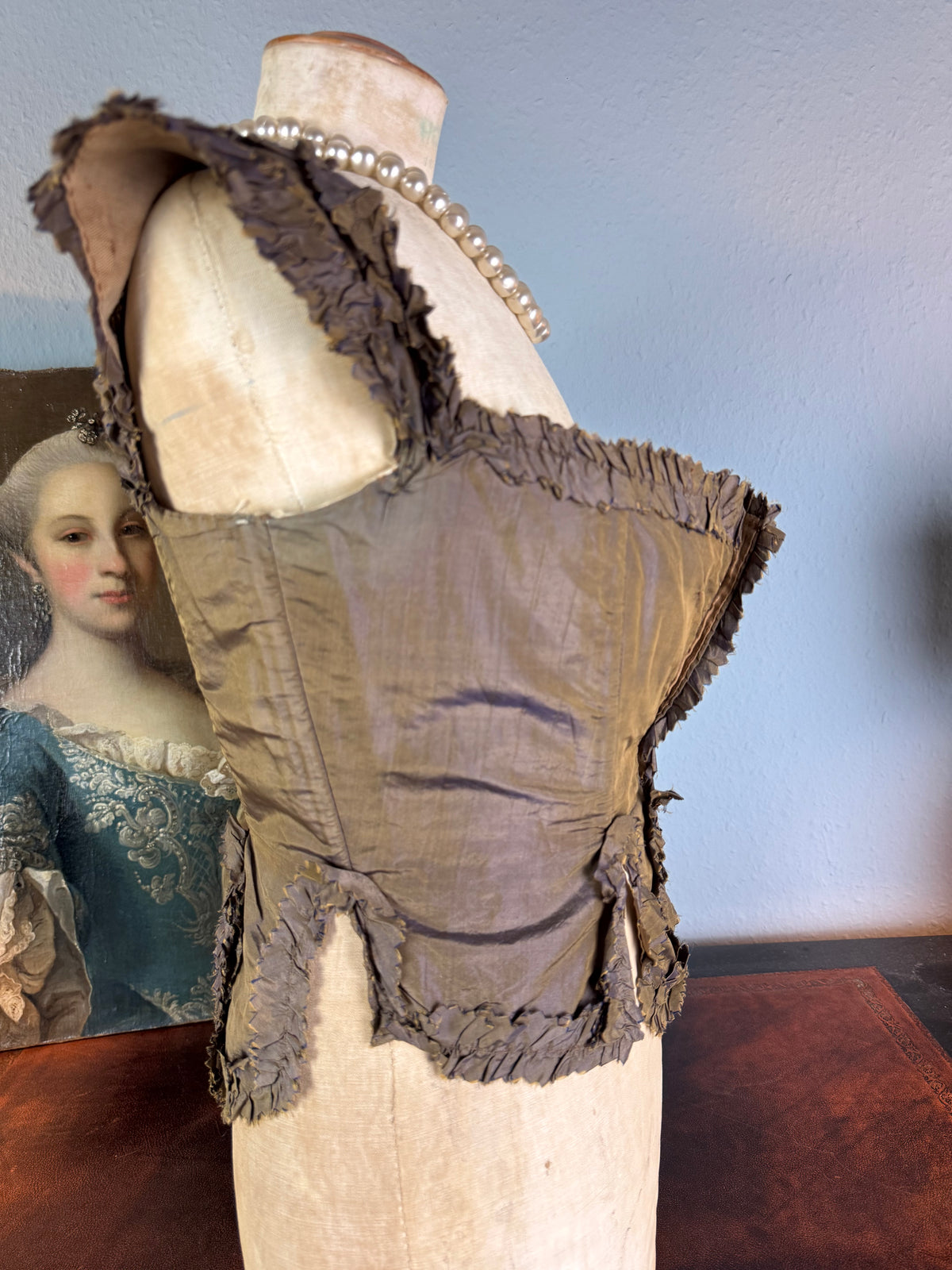 Rokoko-Mieder für ein junges Mädchen, Frankreich, um 1780 – Antikes handgenähtes Kleidungsstück aus dem 18. Jahrhundert