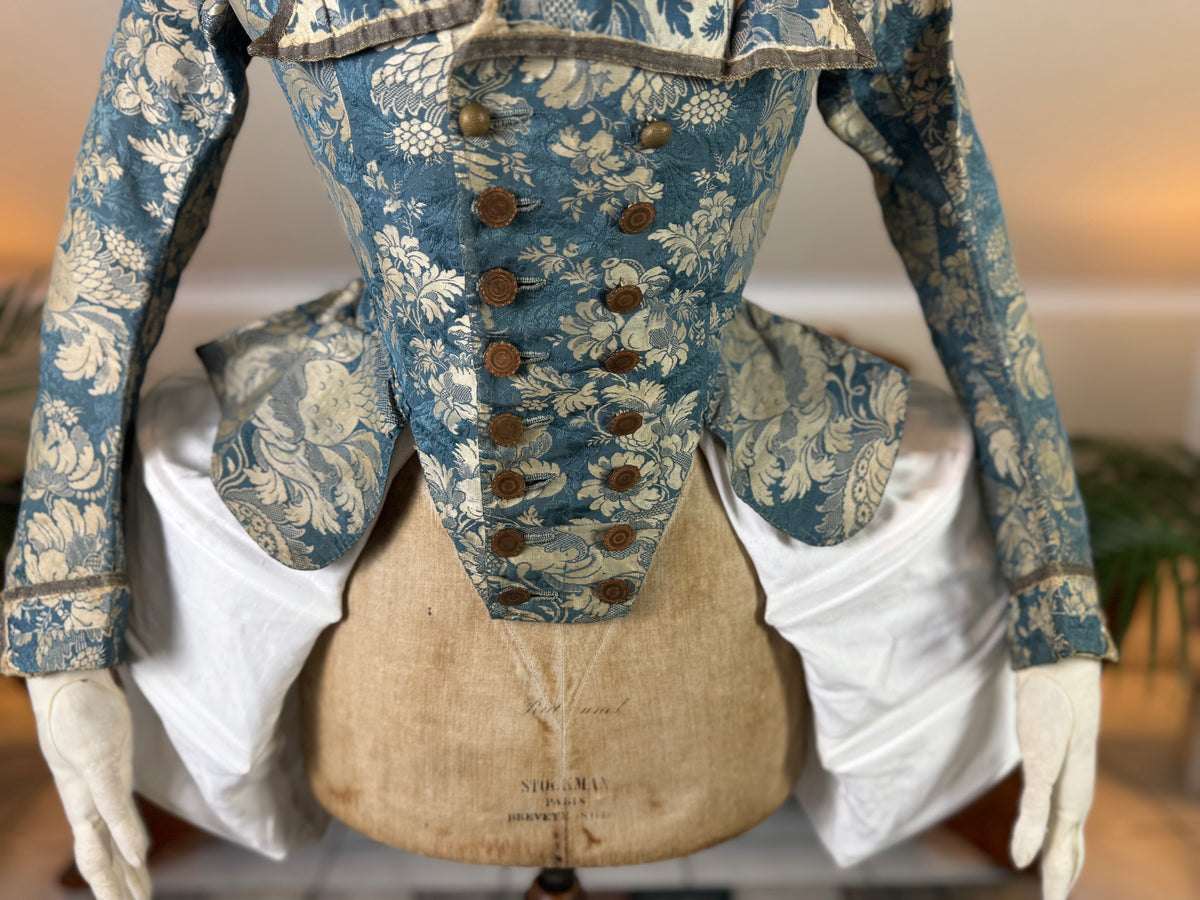 Rokoko Caraco 1750 – Blau-weiß geblümte Seide, Jacke im Reitstil