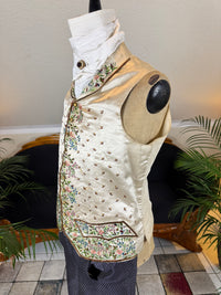 Antike Weste und blaue knielange Seidenhose, ca. 1790 – Besticktes florales Herrenensemble