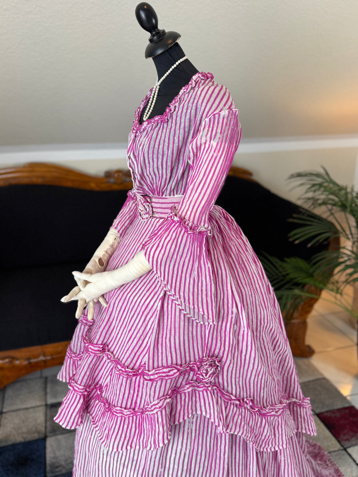 Sommerliche Eleganz einer jungen Dame – Antikes Kleid, ca. 1858