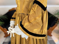 Antikes viktorianisches Tageskleid aus dunklem Goldbrokat, ca. 1858