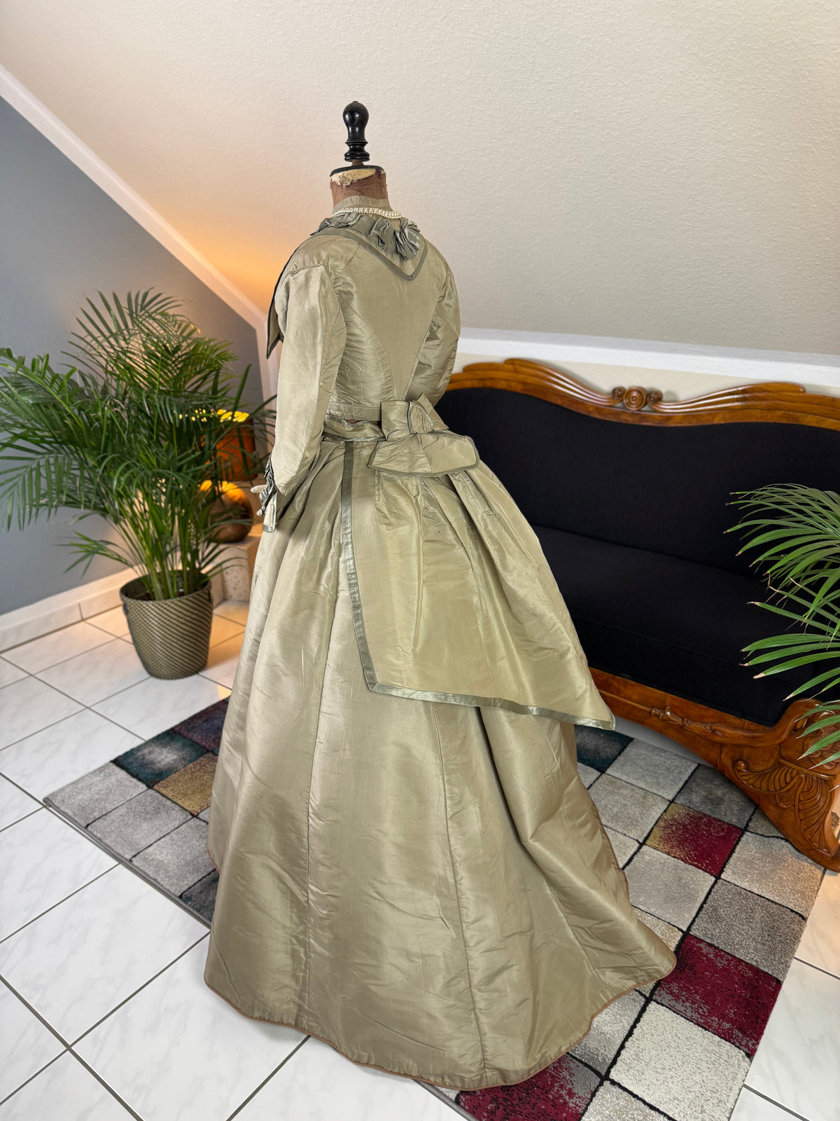 Antikes viktorianisches Seidenkleid, England, ca. 1868