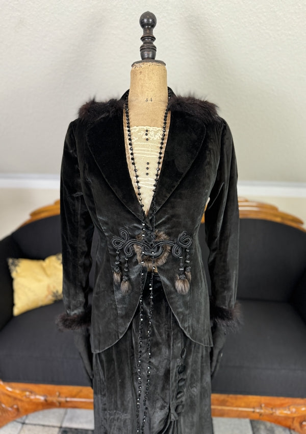 1912 American Edwardian walking dress in dark velvet with lace collar, long skirt and decorative buttons, antique gown