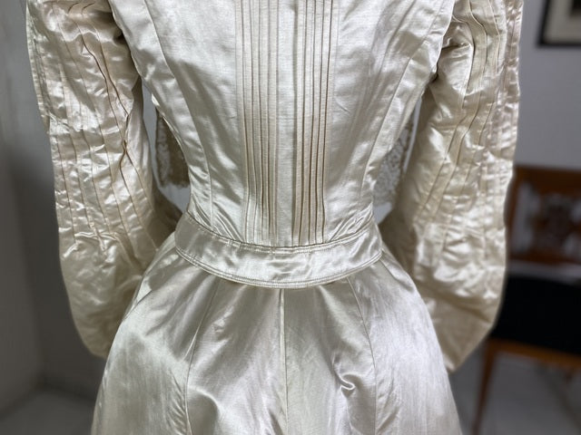 Antikes Hochzeitskleid aus Seide, ca. 1901