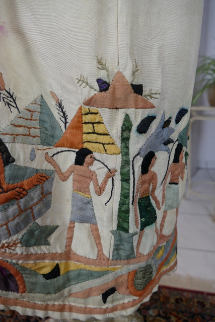 Ägyptische Revival Seidenjacke, ca. 1924 – Appliqué-Motive mit Sphinx, Skarabäus & Pyramide