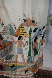Ägyptische Revival Seidenjacke, ca. 1924 – Appliqué-Motive mit Sphinx, Skarabäus & Pyramide