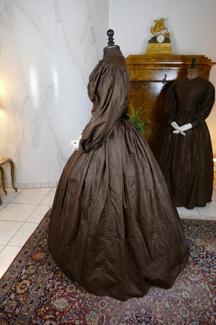 Antike Biedermeier Mutter-Tochter Moiré-Seiden-Nachmittagskleider, 1840er Jahre
