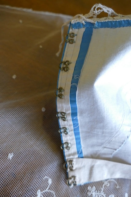 Mieder-Reifrockkleid, 1850er Jahre