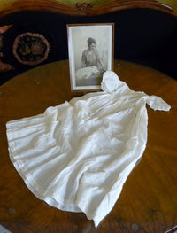 Taufkleid mit Originalfoto, England, ca. 1923 – Netz-Tüll & Spitze, Unterkleid aus Seide