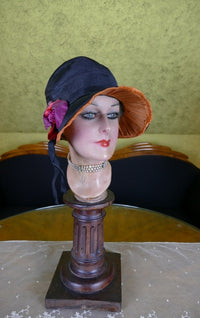 Schwarz-orangefarbene Glocke im Haubenstil, ca. 1926