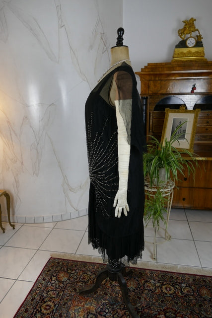 Antikes Abendkleid aus schwarzem Seidenchiffon mit Strasssteinen, ca. 1928