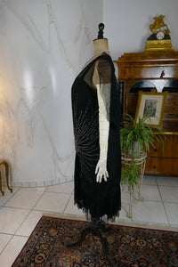 Antikes Abendkleid aus schwarzem Seidenchiffon mit Strasssteinen, ca. 1928