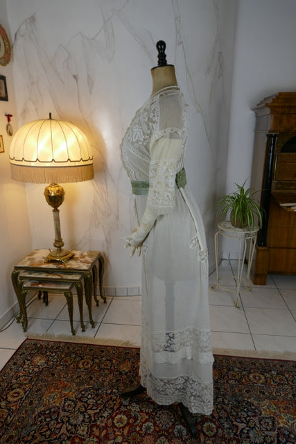 Antikes edwardianisches maltesisches Spitzen-Teekleid, ca. 1908