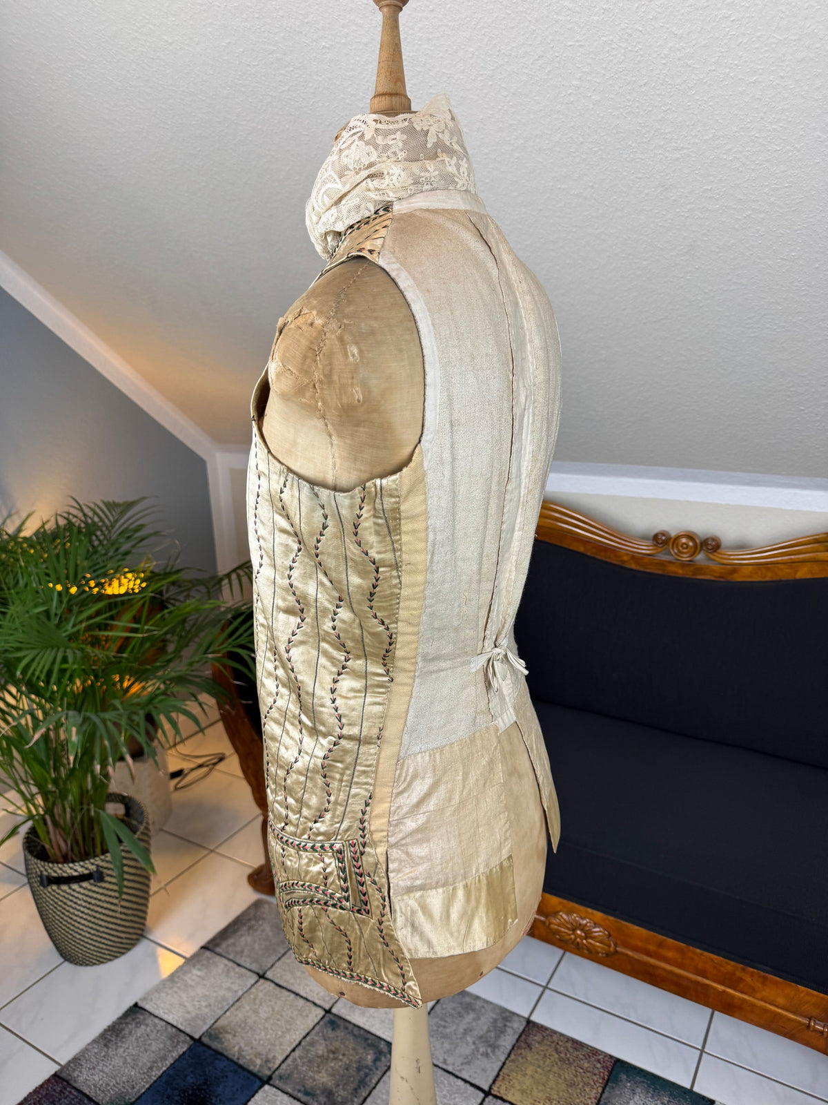 Cream Silk Embroidered Waistcoat, England ca. 1770 – Long‑Line Georgian Men’s Fashion