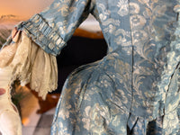 Robe à la Française aus blauem und cremefarbenem Seidendamast – authentisches Kleid aus dem 18. Jahrhundert, ca. 1770