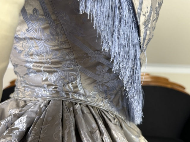 Antikes Biedermeier Abendkleid ca. 1845 – Österreichisches Brokatkleid