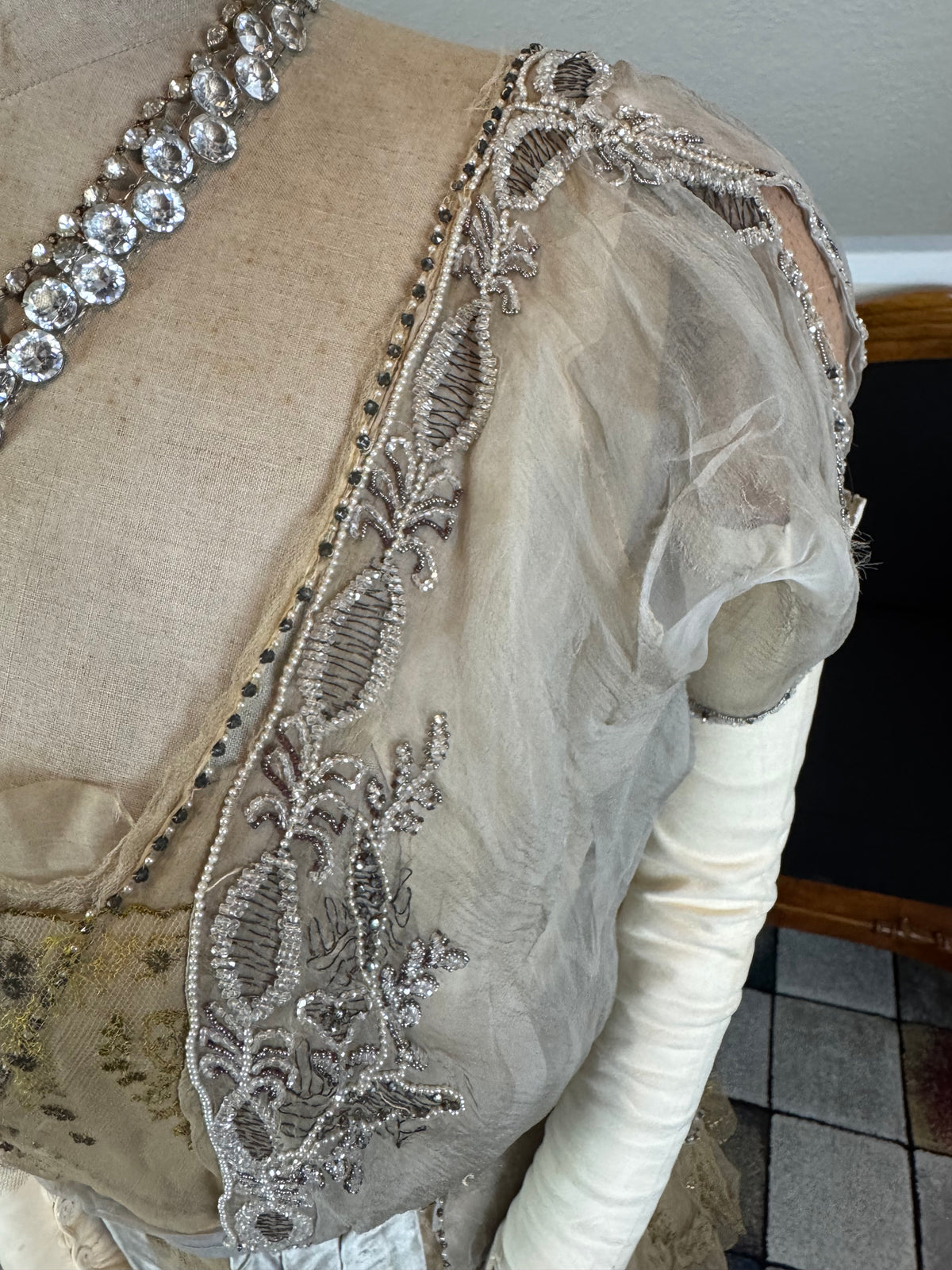 Antikes GUSTAVE BEER Abendkleid – Seidenchiffon &amp; Samt, Paris Couture ca. 1912