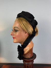 Royal‑associated German crêpe de Chine bonnet, Potsdam ca. 1880, chin bow, very well preserved.