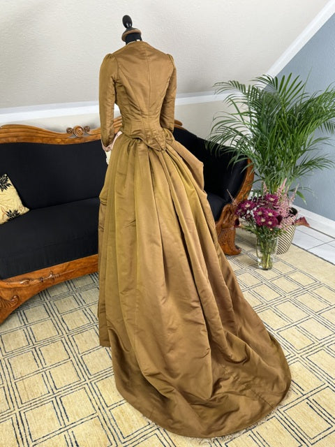 Mmes CONSTANCE &amp; HERMENCE Abendkleid, Paris, ca. 1888