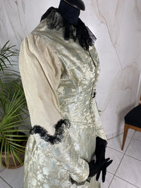 Antikes zweiteiliges Dinnerkleid aus Seidenbrokat, ca. 1898