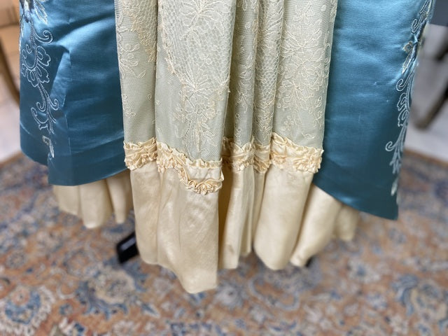 Abendkleid aus Chantilly und himmelblauem Satin, ca. 1914