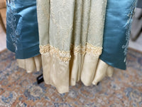Abendkleid aus Chantilly und himmelblauem Satin, ca. 1914