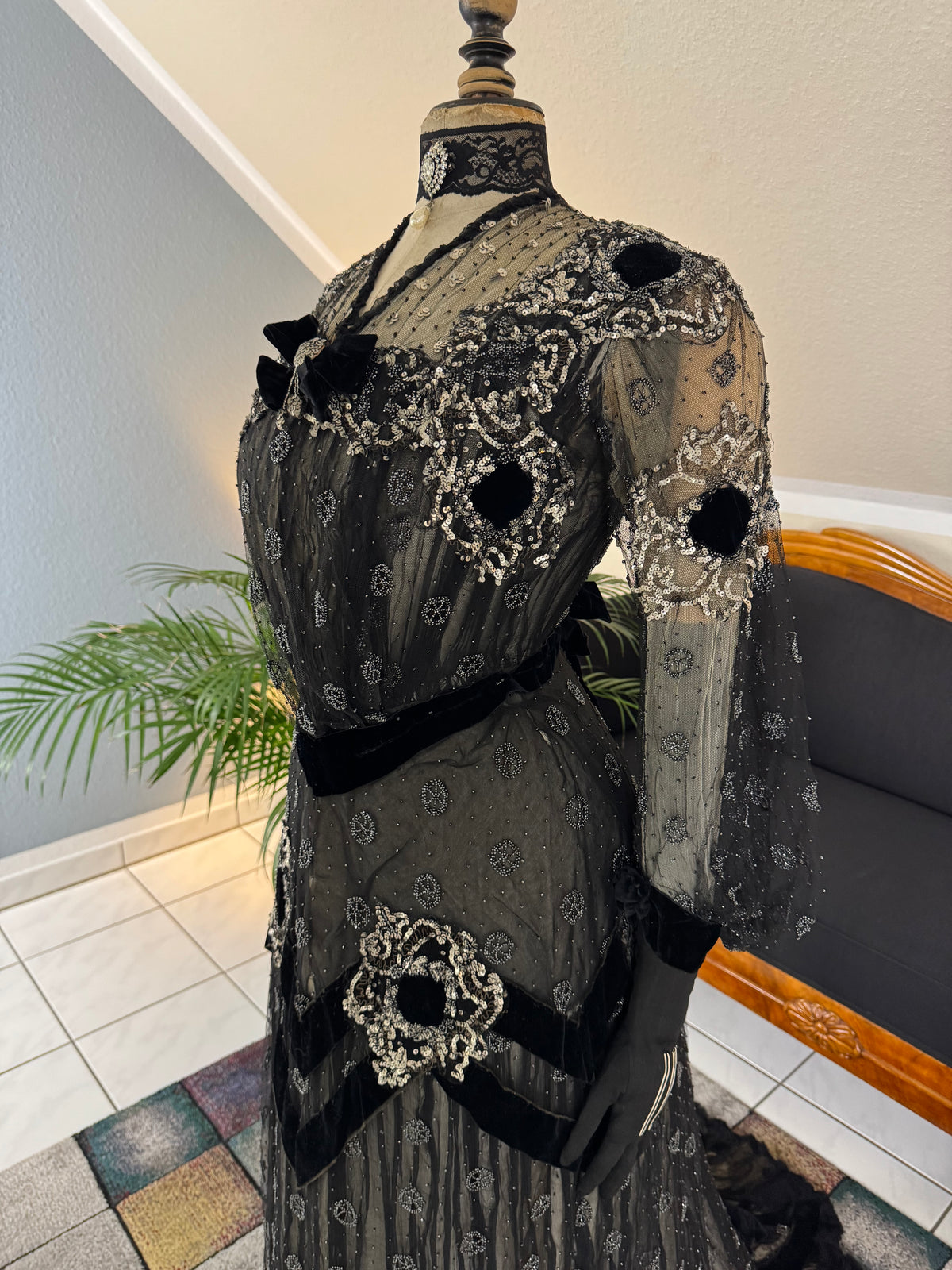 MARC WALTER Außergewöhnliches Abendkleid ca. 1904 – Pariser Couture-Meisterwerk aus Spitze, Tüll und Samt